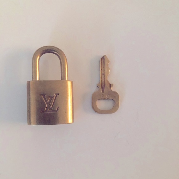 💖SOLD💜Louis Vuitton Lock & Key 🔐 Key & Lock #312 - Picture 2 of 7